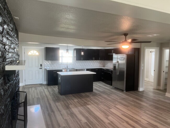 Building Photo - 3 Bed 2 Bath Apartment