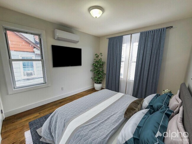 Foto del edificio - HUGE RENOVTED DUPLEX--- PRIVTE OUTDOOR SAP...