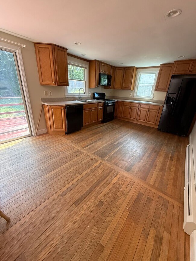 Foto del edificio - A 2 bedroom one bathroom ranch home in Har...