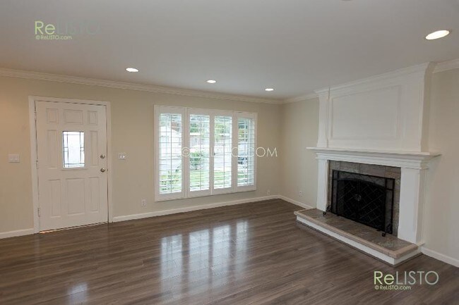 Foto del edificio - 647 Larchmont Dr