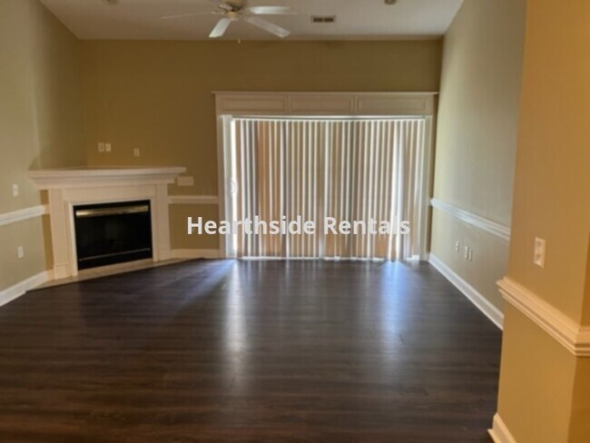 Foto del edificio - **4 Bedroom 3 Bath Duplex with Bonus Room ...