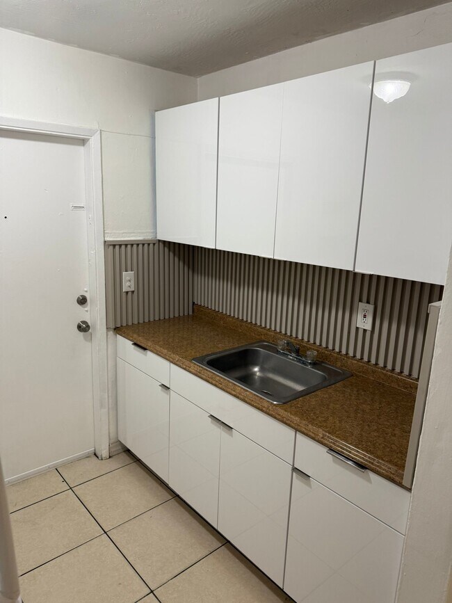 Upgraded kitchen with soft closed cabinets - 5501 SW 32nd Ct