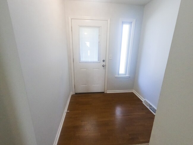 Building Photo - 100 Buttercup Way