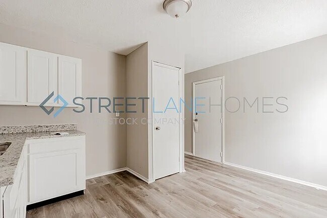 Foto del edificio - 8019 Roy Rd