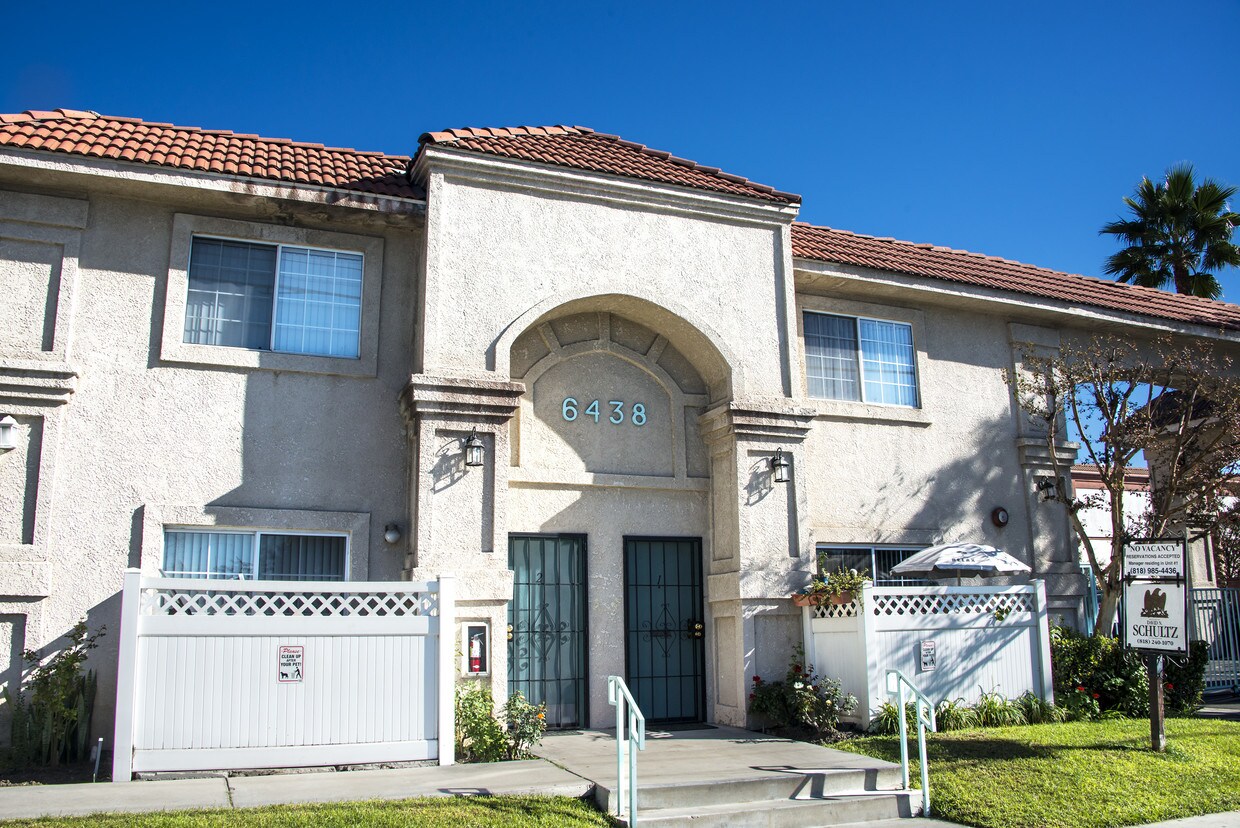 Primary Photo - 6438 Vineland Ave