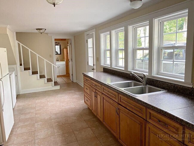 Foto del edificio - 807 Mt Jefferson Rd