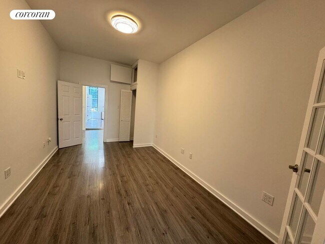 Foto del edificio - 320 W 47th St