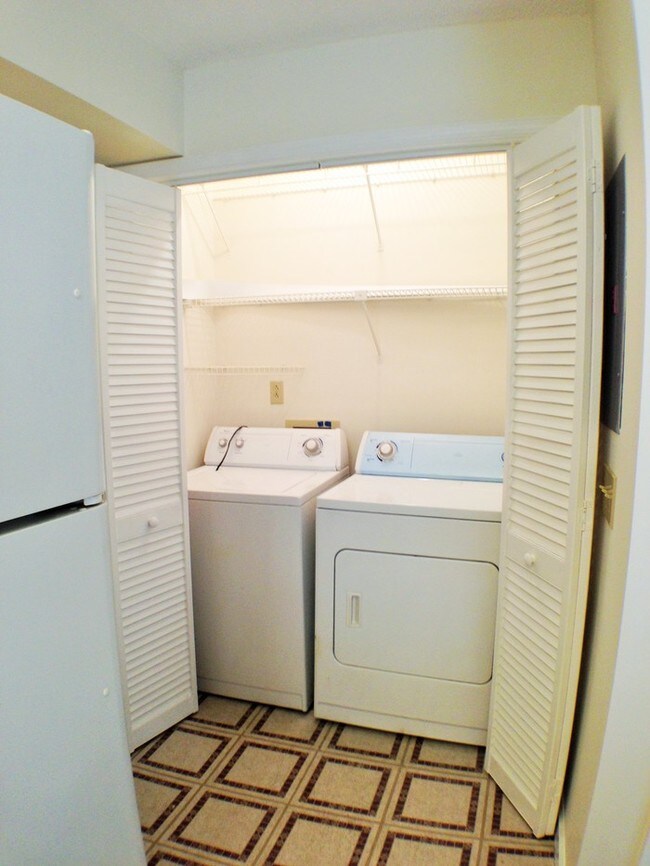 Building Photo - SPACIOUS CONDO W/ 2 FULL MASTER BEDROOM!