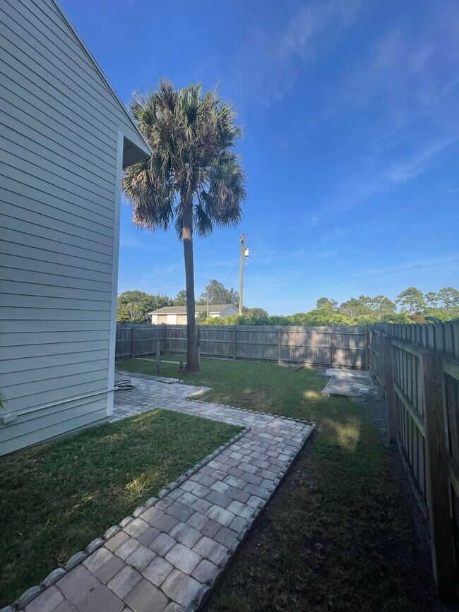 Building Photo - 9227 Green Meadows Way