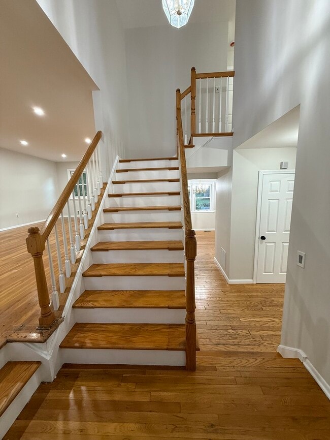Building Photo - 16 Meadowview Dr