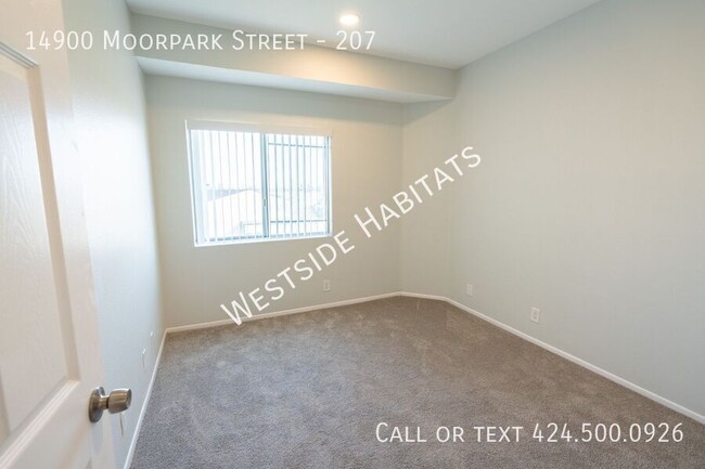 Foto del edificio - 14900 Moorpark St