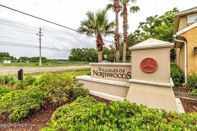 Building Photo - Great location Townhome with a pool