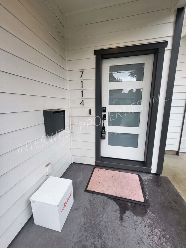 Foto del edificio - 4 bd 3.5ba dream home in the heart of the Woodlawn District w/Washer/Dryer, Garage & Gas Fireplace!