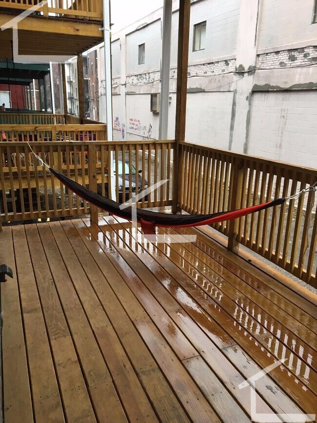 Building Photo - Unique BU Apt For You. 9/1/26!