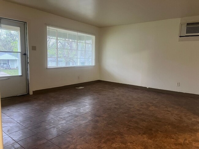 Building Photo - SINGLE FAMILY HOME DOWN THE STREET FROM WALMART