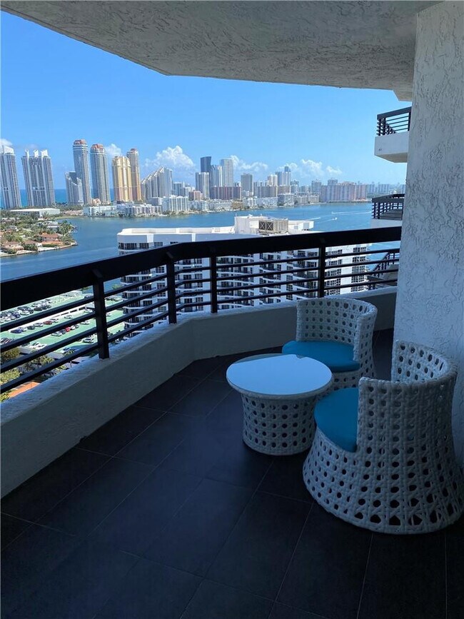 Foto del edificio - 3500 Mystic Pointe Dr