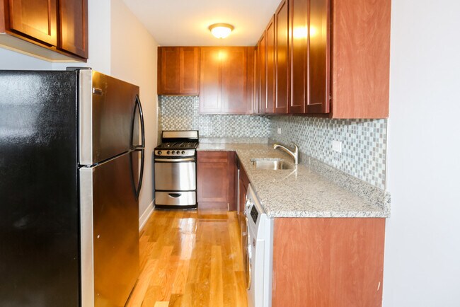 Building Photo - 550 W Arlington Pl