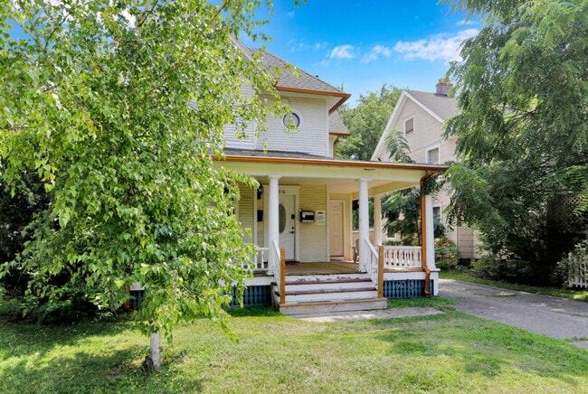 Building Photo - 716 N Walnut St