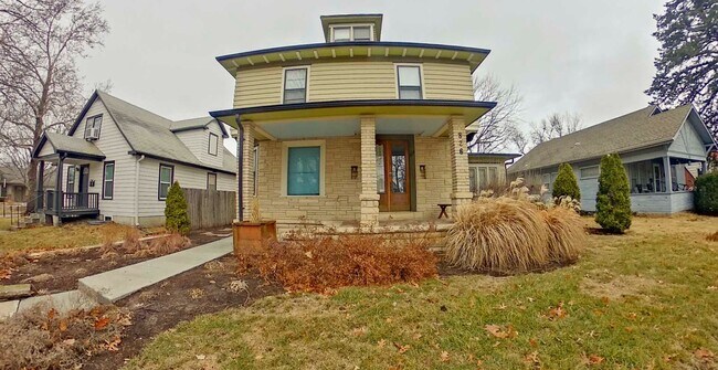 Building Photo - Huge House! Two Kitchens + Off-Street Park...