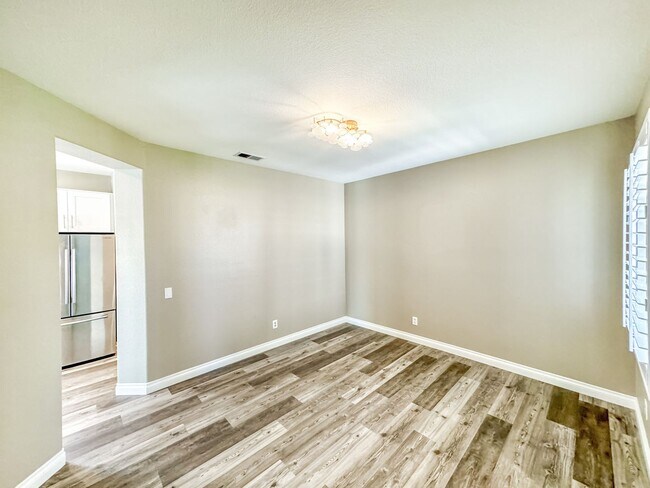 Building Photo - Great 4B/3BA House in Oceanside w/ a Large...