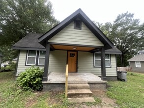 Building Photo - 906 Skyland St
