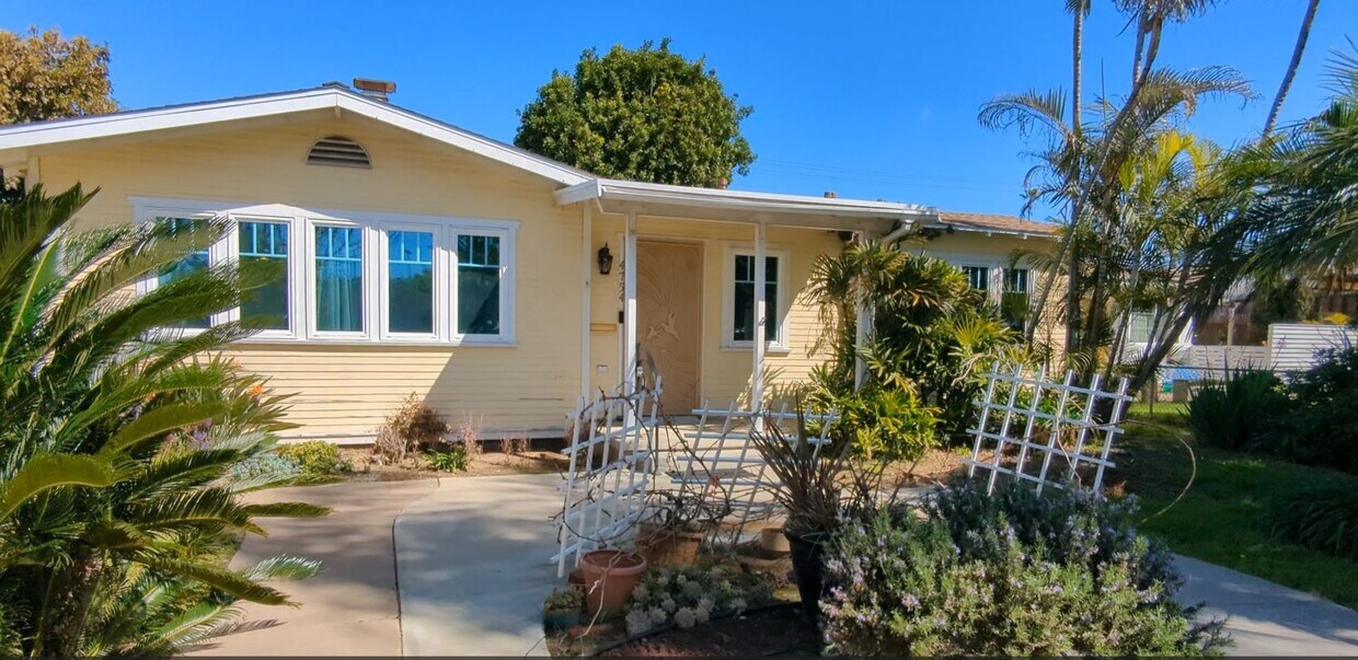 Primary Photo - Charming Ocean Beach Home - 2-Car Garage a...