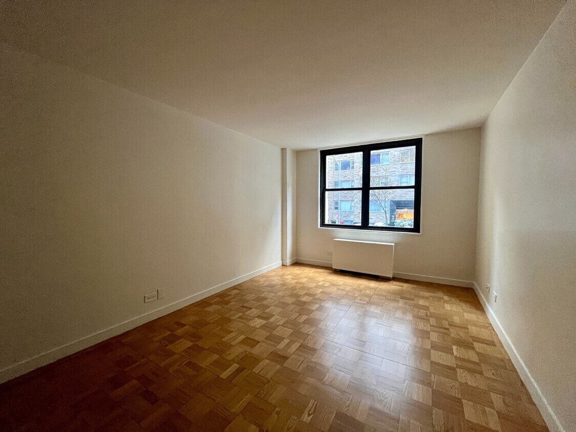 Foto principal - 333 E 49th St