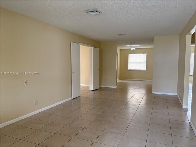 Foto del edificio - 240 NW 12th Ct
