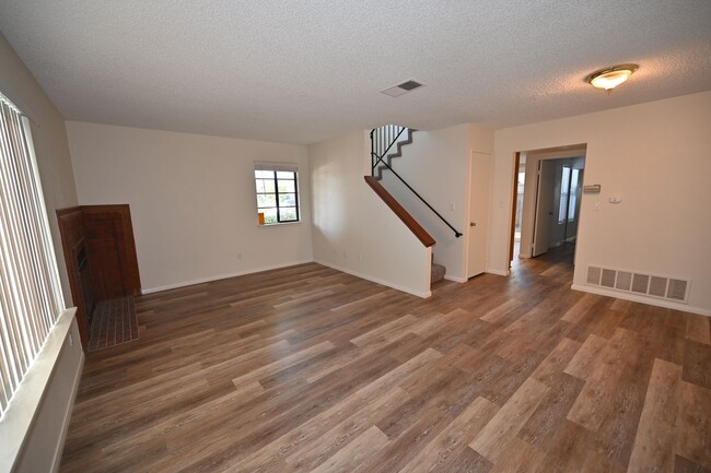 Building Photo - 4845scru