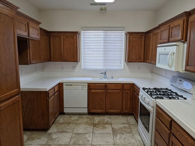 Foto del edificio - Nice, newer home in Fowler that offers a w...