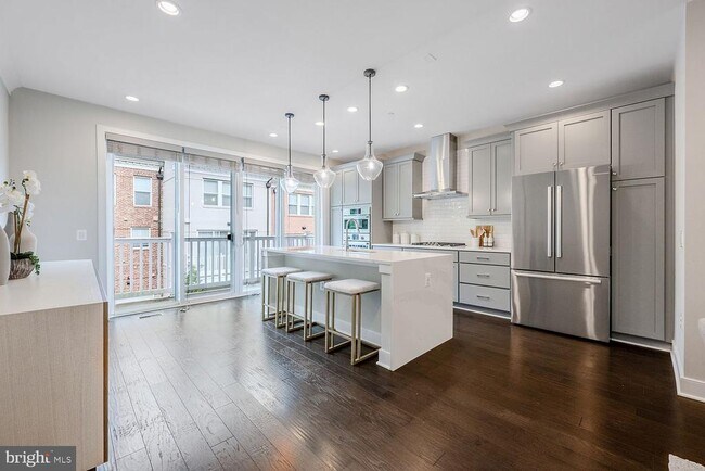 Foto del edificio - 10326 Grosvenor Pl