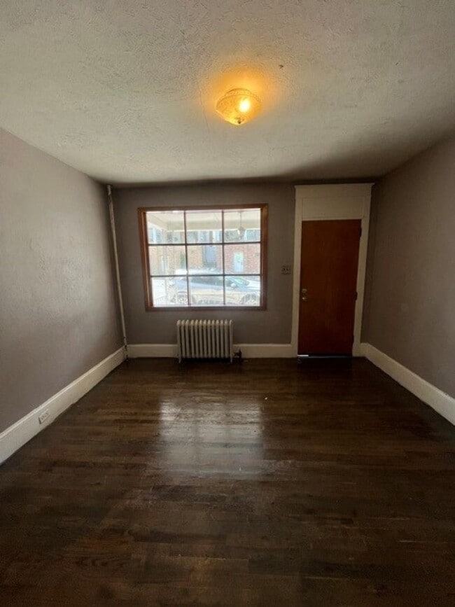 Building Photo - 3 bedroom 1 bathroom