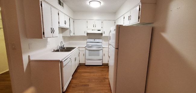 Building Photo - 601 Riverhill Cir