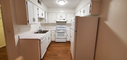 Building Photo - 601 Riverhill Cir