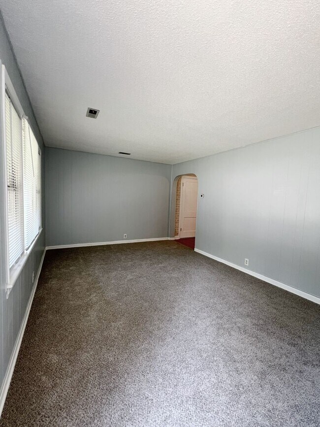Foto del edificio - SEE IT NOW: Cozy 2-Bed, 1-Bath Ranch in Qu...