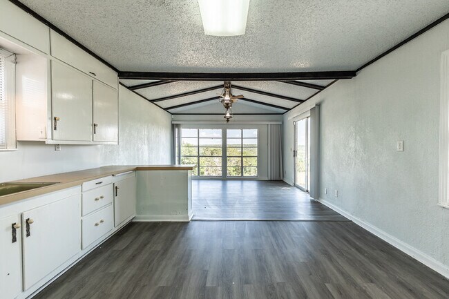 Building Photo - 142 County Rd 1604