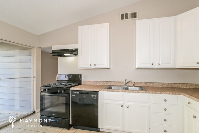 Building Photo - 3145 Kingsley Dr