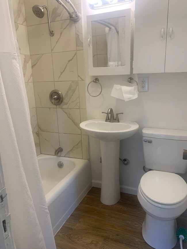 Foto del edificio - 802 Brigham Ave