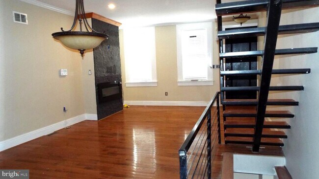Building Photo - 3850 N Darien St