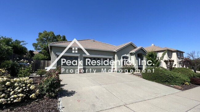 Foto del edificio - Beautiful 4bd/2ba Folsom Home With 3 Car G...