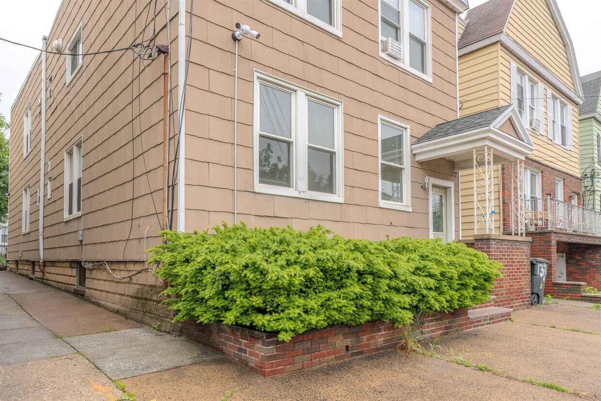 Primary Photo - 133 W 5th St