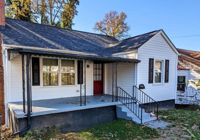 Primary Photo - Newly Updated 2 bedroom home Near Downtown...