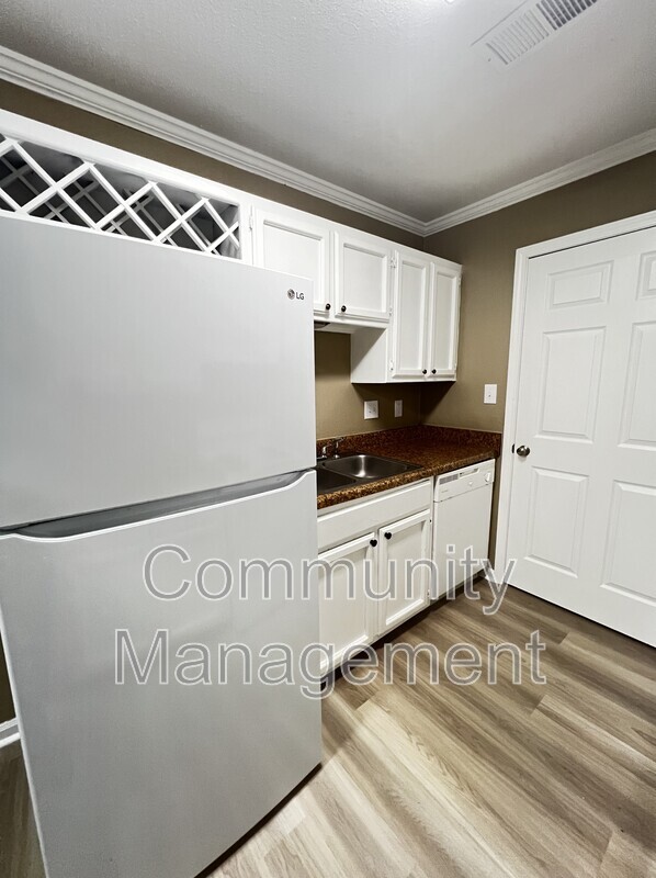 Building Photo - 2150 N Sherwood Forest Dr