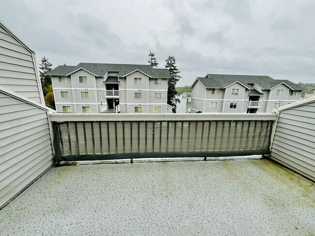 Building Photo - Excellent Location, 2 BED Home w/Garage