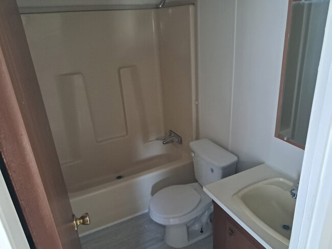 Building Photo - 472 Ruben Wells Rd