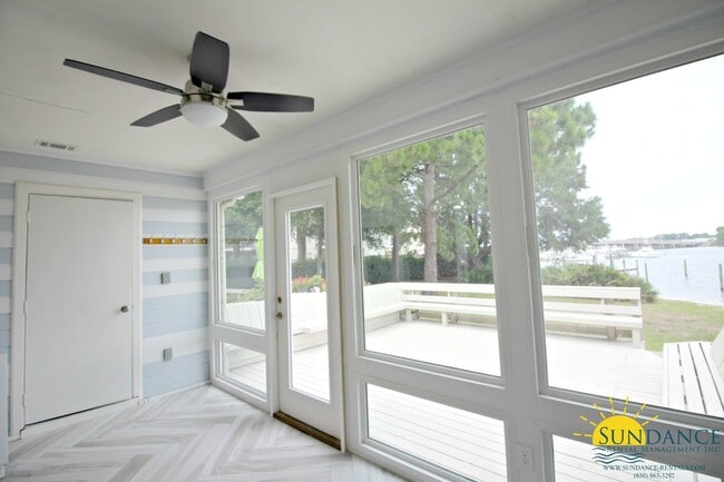 Building Photo - Stunning 3 Bedroom Waterfront Unit in Fort Walton!