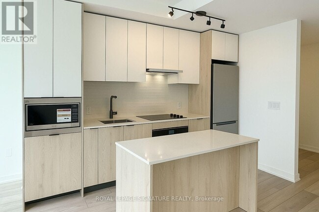 Building Photo - 1007 The Queensway