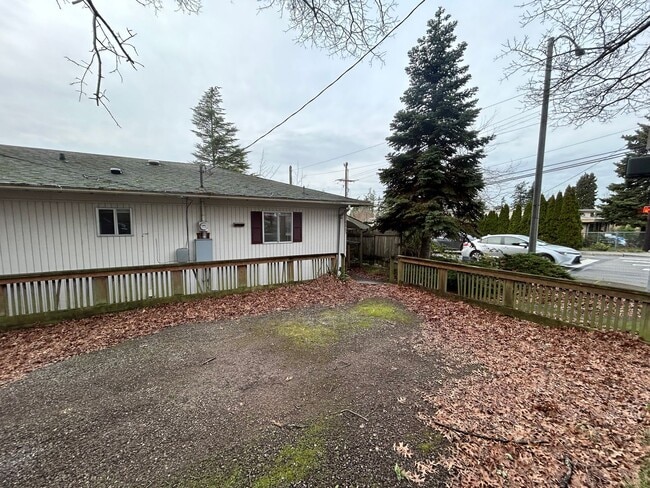 Building Photo - Kostar Duplex