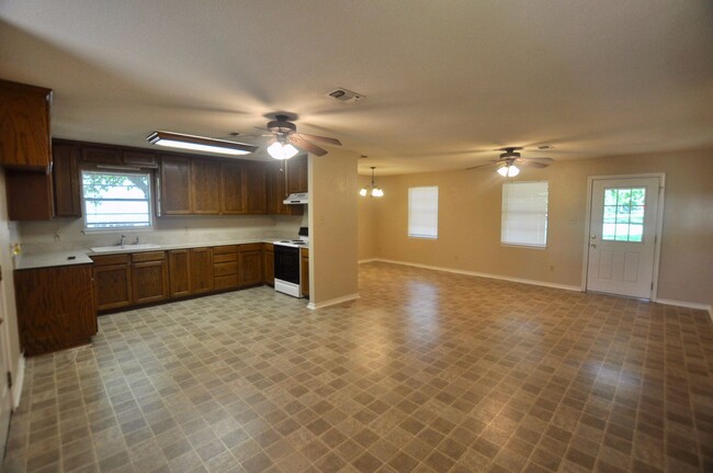 Foto del edificio - FOR LEASE! 3 BR - 2 BA - 1 Car Garage - Br...