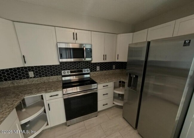 Foto del edificio - 8319 Daisy Ln S